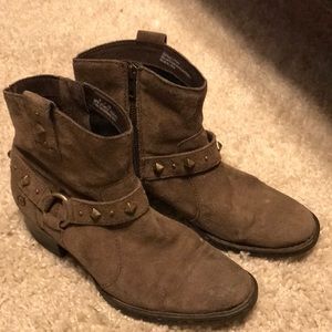 Wonderful Born suede booties